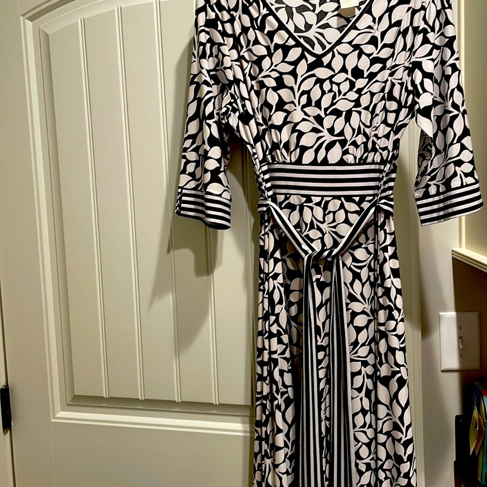 V-neck travel, wrinkle-free material, versatile and comfortable.